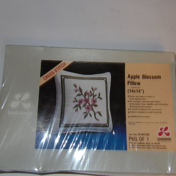 Vintage Lee Wards Stamped Cross Stitch Kit Apple Blossom 14x14 Pillow - Picture 5 of 5